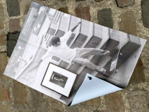 Jonathan Monk, «Exhibit Model Four», 2019 Kindl, Berlin. Photographie: Jens Ziehe. AAffiche A1 imprimée en CMJN sur papier dos bleu, exemplaire signé par l’artiste (1/25)