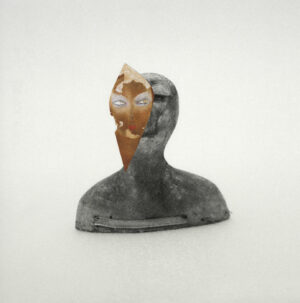 Tête, Éléonore False